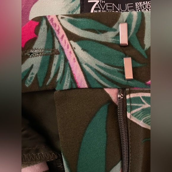 New York & Company Floral Pants - Size 0 - Picture 11 of 11